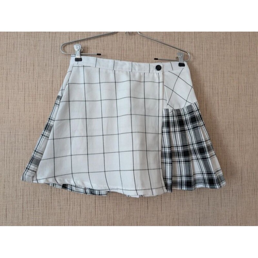 Plaid print mini skirt size medium